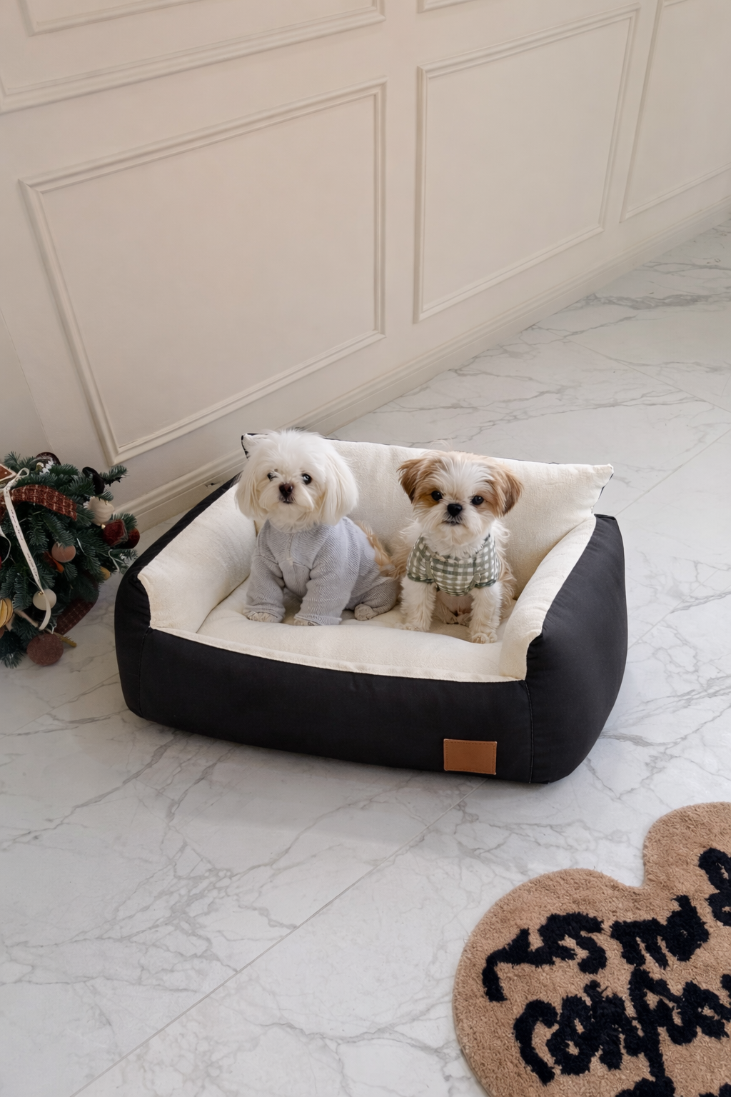 Cuccia per cane design moderno Cozy Sofa Nero Pavora Pet 70x60x30 con struttura imbottita e bordi rialzati, colore nero con interno beige