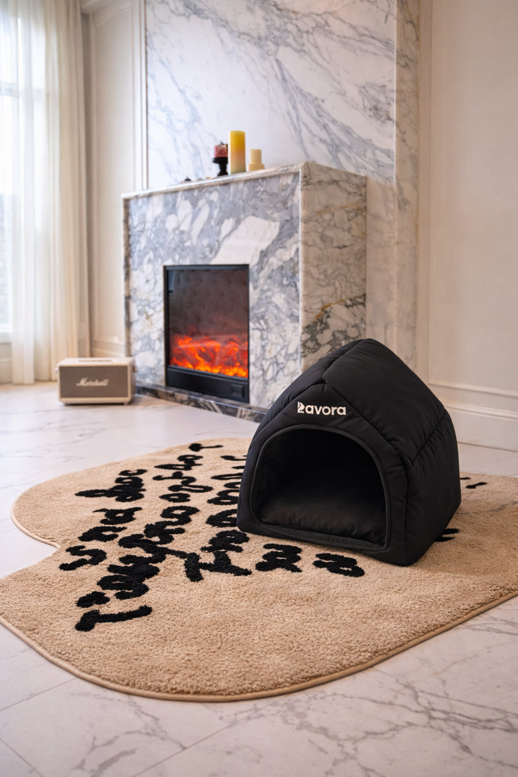 Cuccia per cane design moderno nera Pavora Pet con struttura a cupola in ambiente elegante