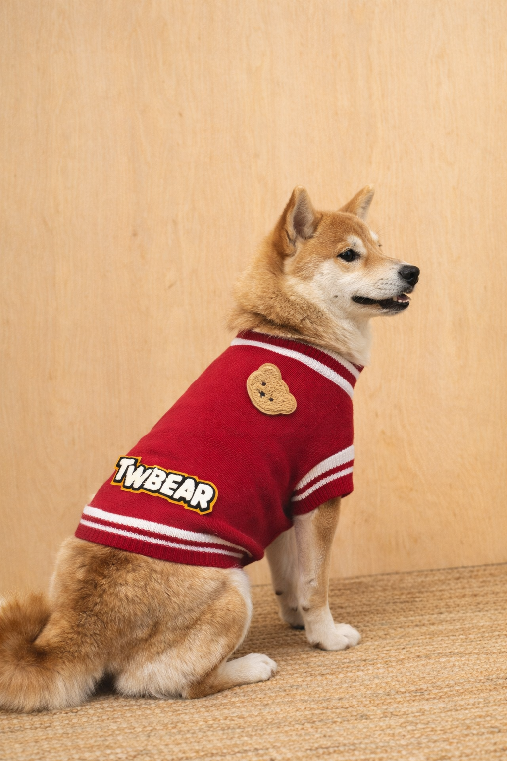 Maglioncino rosso per cane TwBear indossato da Shiba Inu vista laterale